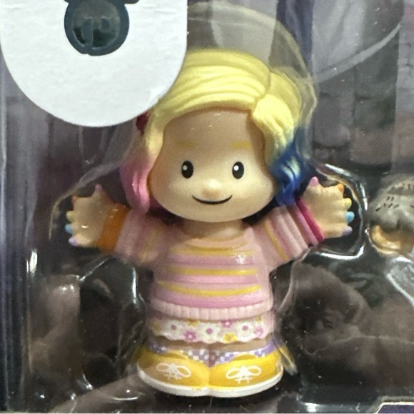 Fisher-Price Little People Collector, Special Edition Wednesday, 4 Figurine Set - Picture 6 of 7